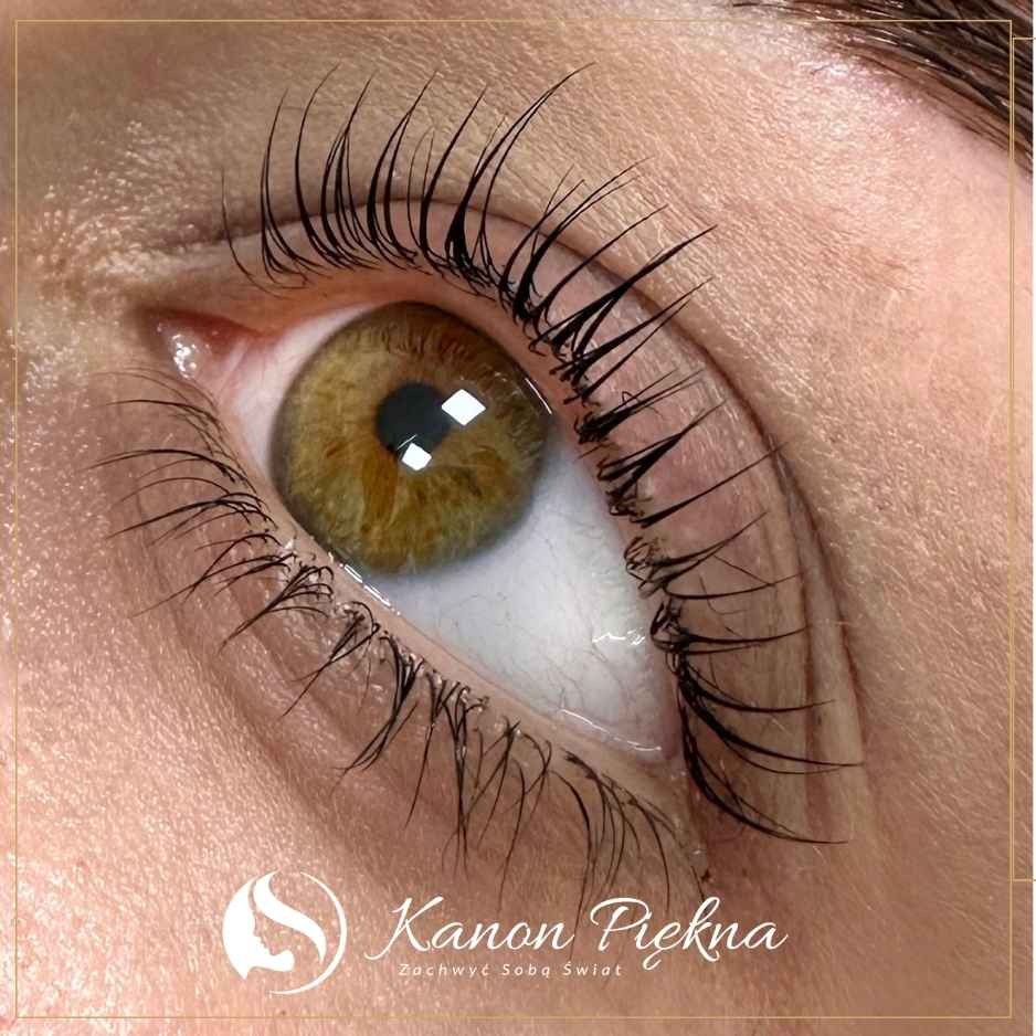 Lifting rzęs – połysk i równy skręt