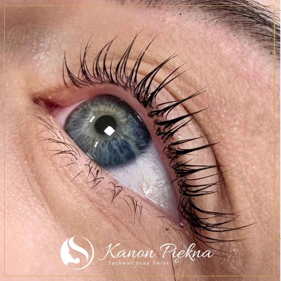 Efekt po liftingu rzęs – naturalne uniesienie